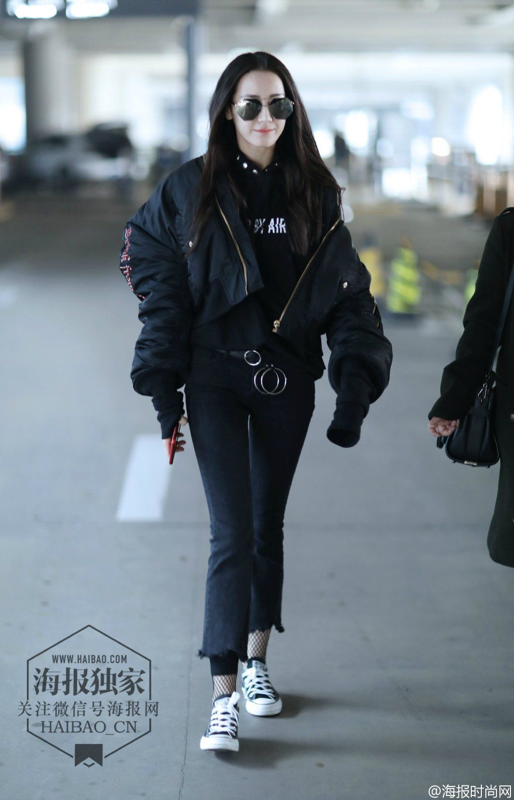 Sau màn diện sneaker dưới váy công chúa, Địch Lệ Nhiệt Ba lại khoe quần nỉ mặc cùng váy đón Xuân ảnh 8