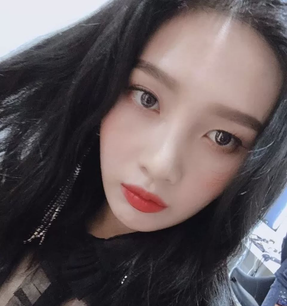 Ngạc nhiên chưa, nhiều “tường thành sắc đẹp” K-Pop hóa ra lại sở hữu “mắt nổ mắt xịt” ảnh 2