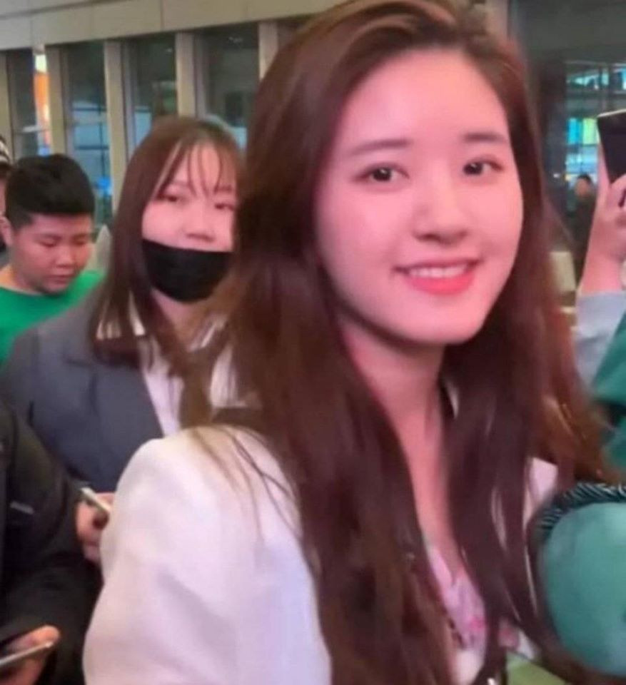 Đến cả mỹ nhân xuyên không Triệu Lộ Tư cũng rơi vào cảnh “ảnh tự up” và “ảnh được tag” ảnh 5