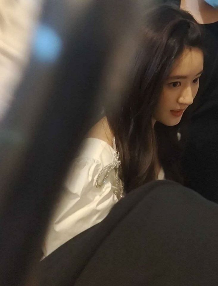 Đến cả mỹ nhân xuyên không Triệu Lộ Tư cũng rơi vào cảnh “ảnh tự up” và “ảnh được tag” ảnh 6