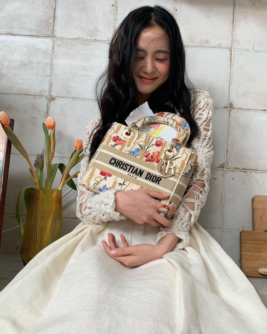 Cùng xách túi Dior nhưng vì đâu Jisoo được khen còn Triệu Lệ Dĩnh bị bảo thiếu khí chất? ảnh 5