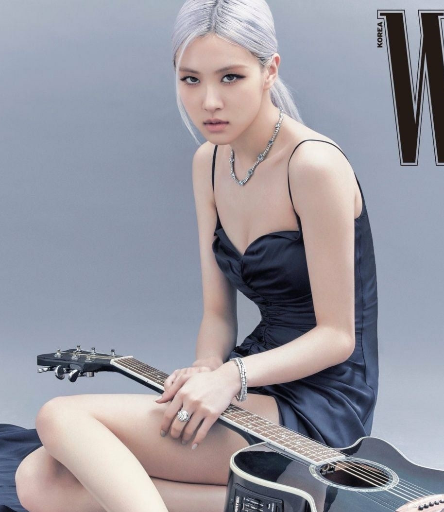 Chiếc nhẫn Rosé (BLACKPINK) đeo trên tạp chí W có gì đặc biệt mà gây tranh cãi ồn ào? ảnh 4