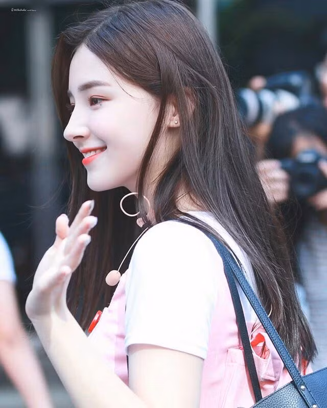 Đến chuyên gia thẩm mỹ cũng phải ngưỡng mộ những nữ idol có sống mũi đẹp đến không tưởng ảnh 5