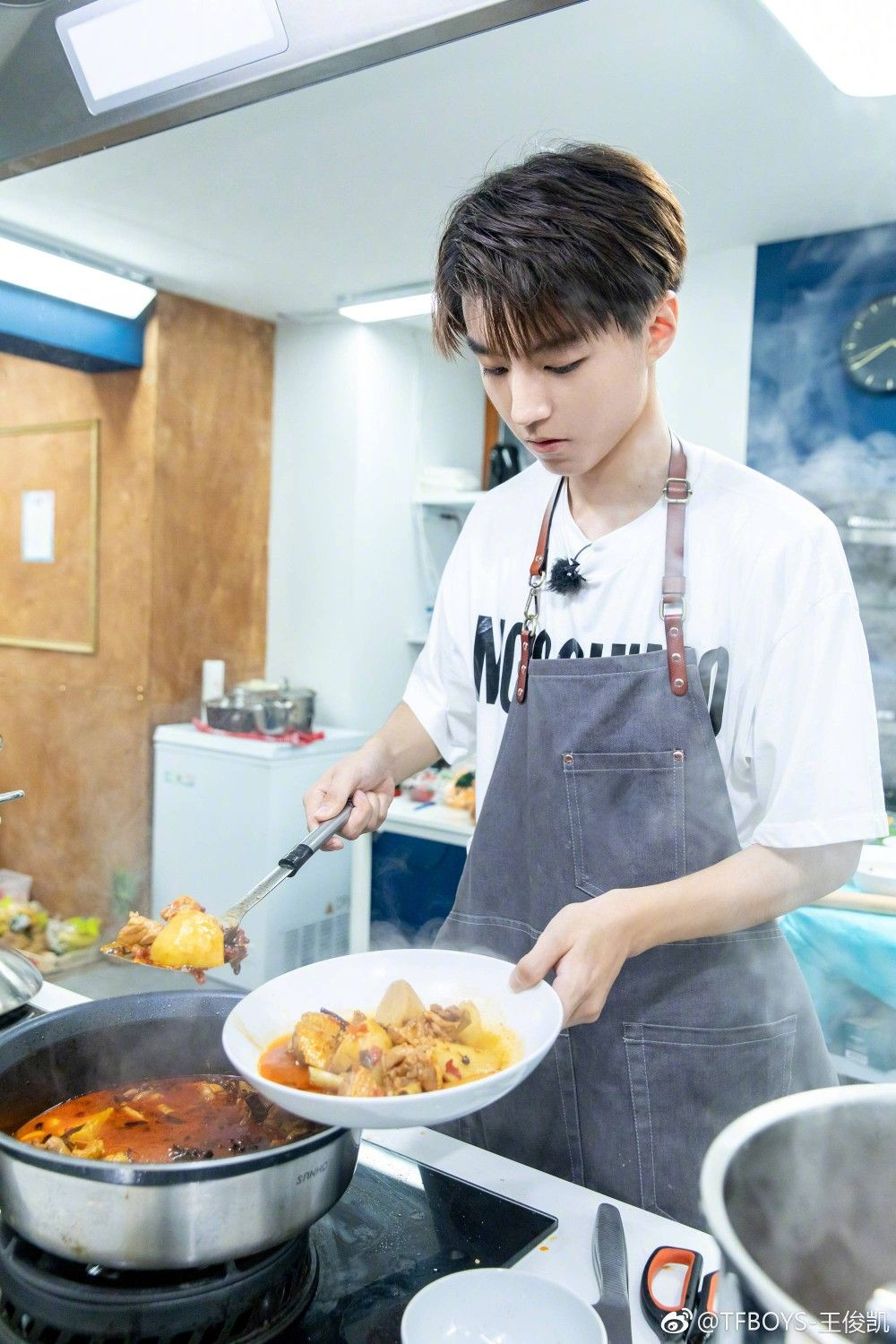 "Số nhọ" như Huỳnh Hiểu Minh: Mải chăm chút áo quần mà lỡ tay làm lộ mặt mộc ảnh 2