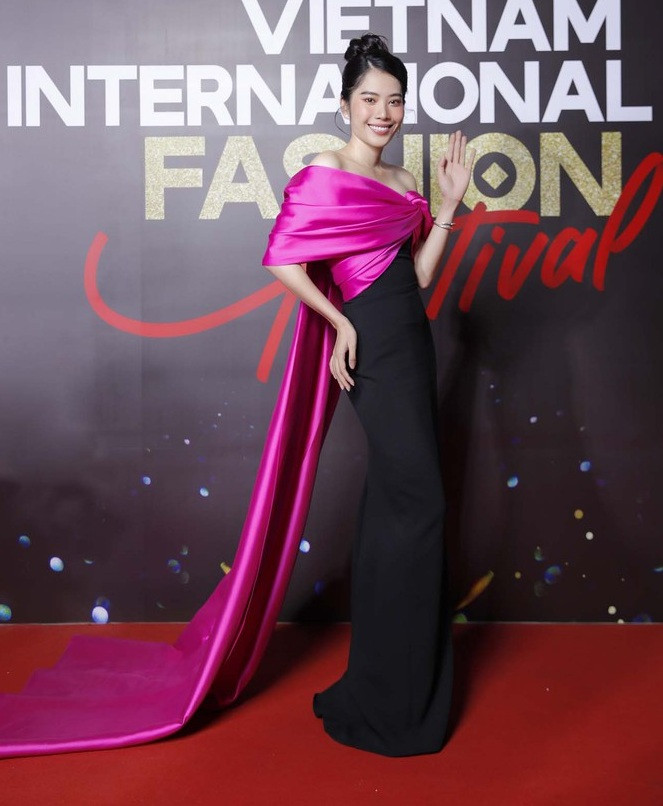 Không chỉ đụng hàng Hoa hậu Mỹ Linh, Nam Em còn đọ dáng với hai người đẹp khác ảnh 2