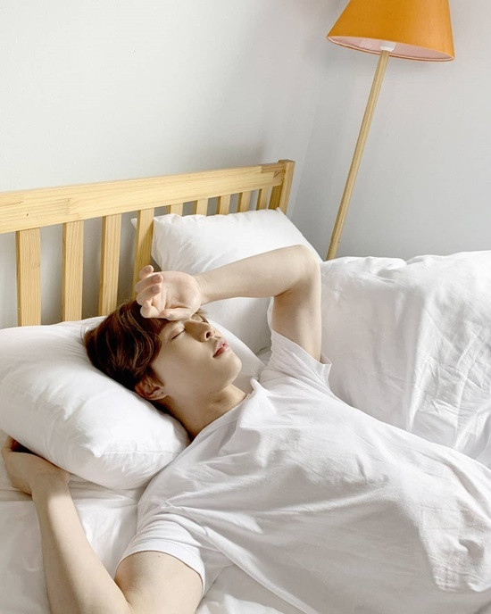 Sao Hàn 24H: Ngắm Johnny (NCT) ngủ nướng cưng “xỉu”, Jennie BLACKPINK khoe bụng phẳng lì ảnh 4