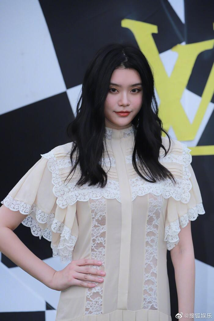 “Con dâu vua sòng bạc” Ming Xi và Địch Lệ Nhiệt Ba bị chê xuống sắc khi dự sự kiện ảnh 6