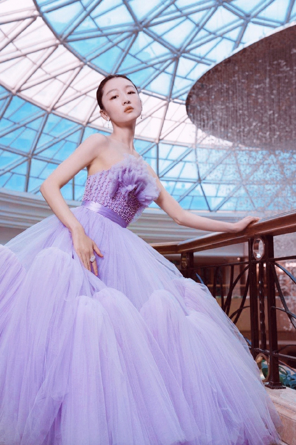 Học ngay Tam kim Ảnh hậu Châu Đông Vũ tuyệt chiêu này để “dù phẳng vẫn đẹp” ảnh 3