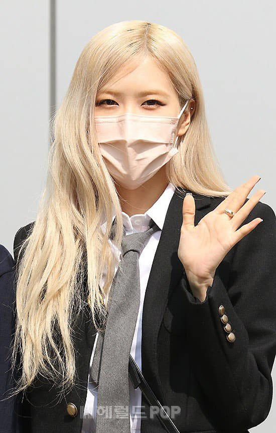 Netizen cạn lời khi bóc giá đồng phục đi học của Rosé: Định đóng phim “The Heirs” hay gì? ảnh 5