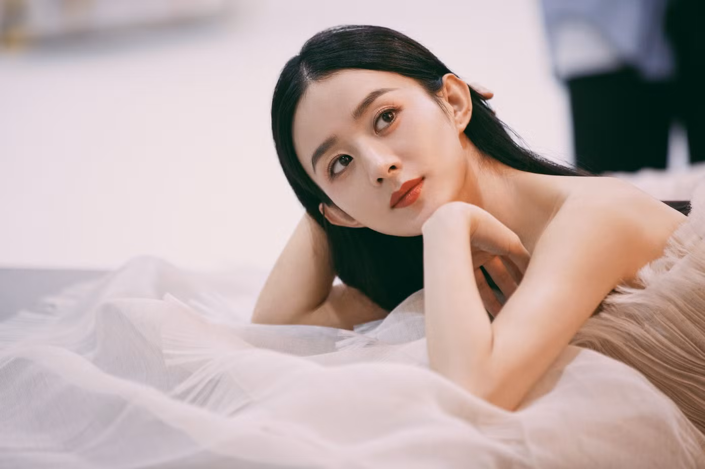 Triệu Lệ Dĩnh khiến fan lo lắng vì giảm cân quá đà, lộ vẻ tiều tụy dù diện đồ Dior ảnh 5