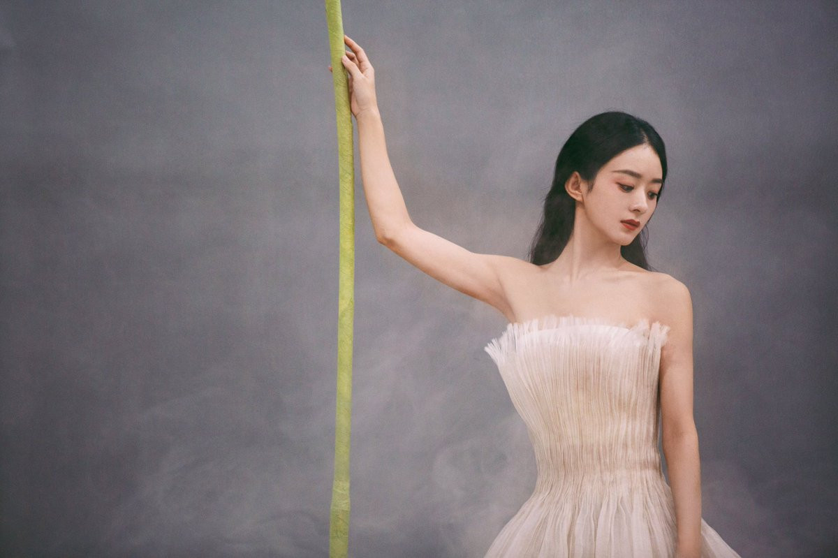 Triệu Lệ Dĩnh khiến fan lo lắng vì giảm cân quá đà, lộ vẻ tiều tụy dù diện đồ Dior ảnh 6