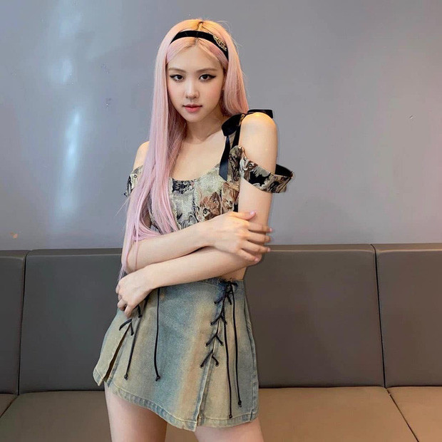 Lần đầu tiên trong lịch sử, fan mới thấy stylist của BLACKPINK làm điều này cho Rosé ảnh 4