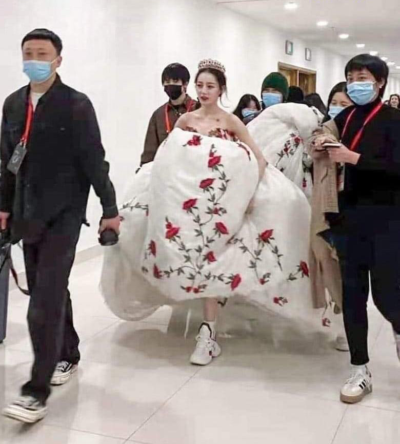 Trái ngược như thảm đỏ C-Biz: Sao nữ đi giày thể thao, sao nam đi giày cao gót ảnh 5