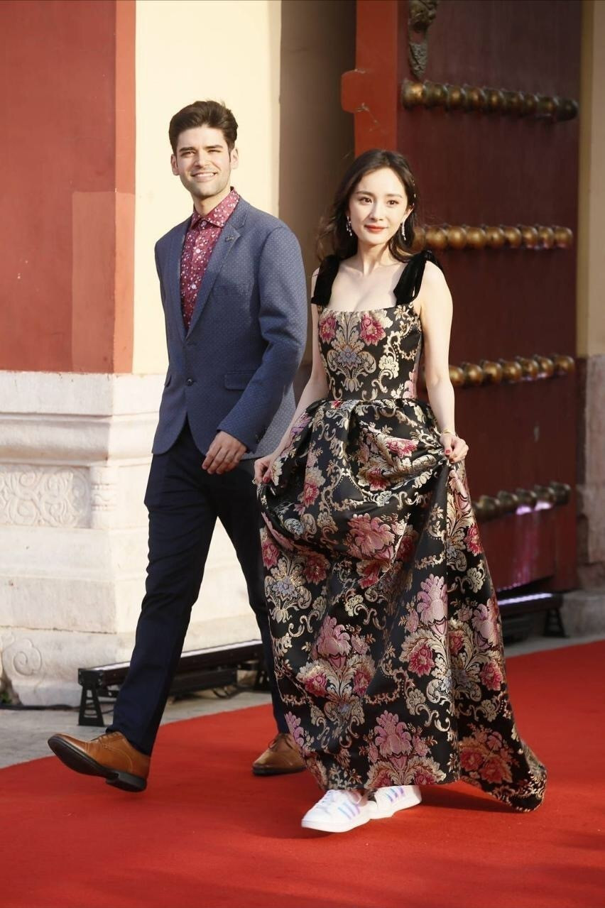 Trái ngược như thảm đỏ C-Biz: Sao nữ đi giày thể thao, sao nam đi giày cao gót ảnh 3