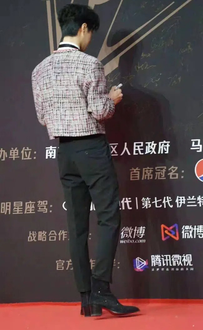 Trái ngược như thảm đỏ C-Biz: Sao nữ đi giày thể thao, sao nam đi giày cao gót ảnh 9