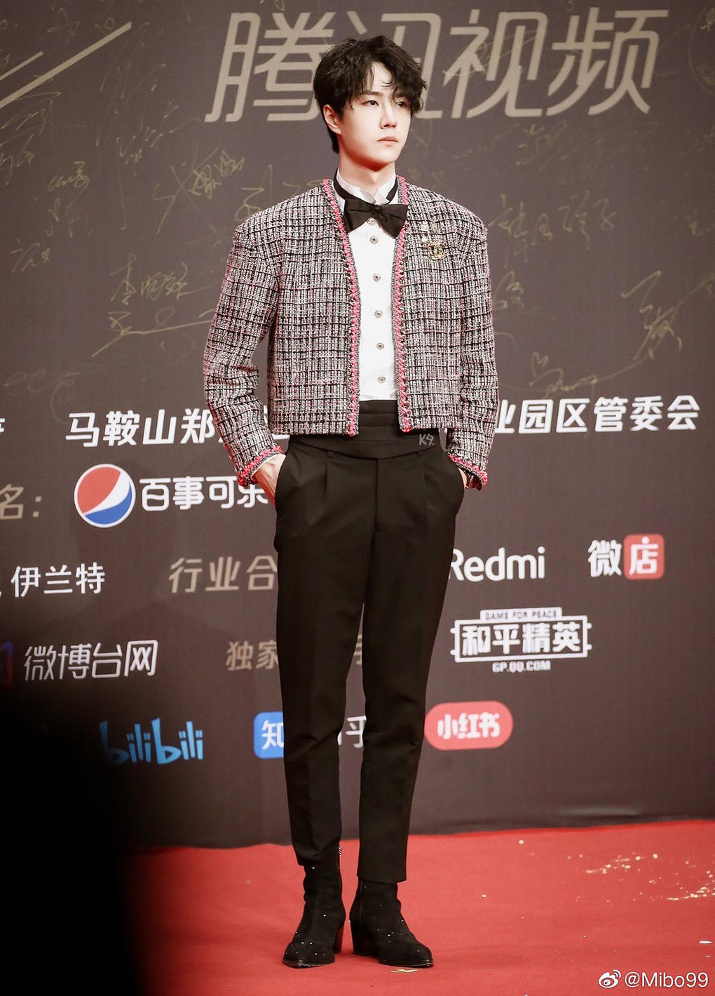 Trái ngược như thảm đỏ C-Biz: Sao nữ đi giày thể thao, sao nam đi giày cao gót ảnh 8