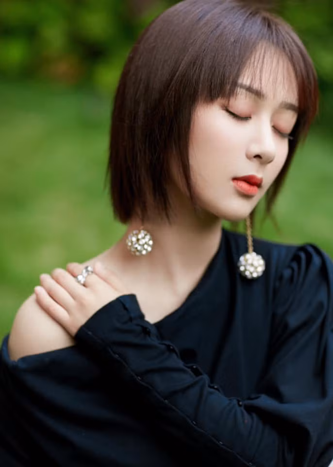 Sau khi bị chê vì mặc váy hở vai, Dương Tử đã ngại ngần đến mức phải làm việc này ảnh 3