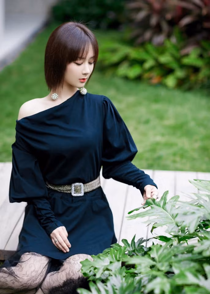 Sau khi bị chê vì mặc váy hở vai, Dương Tử đã ngại ngần đến mức phải làm việc này ảnh 4