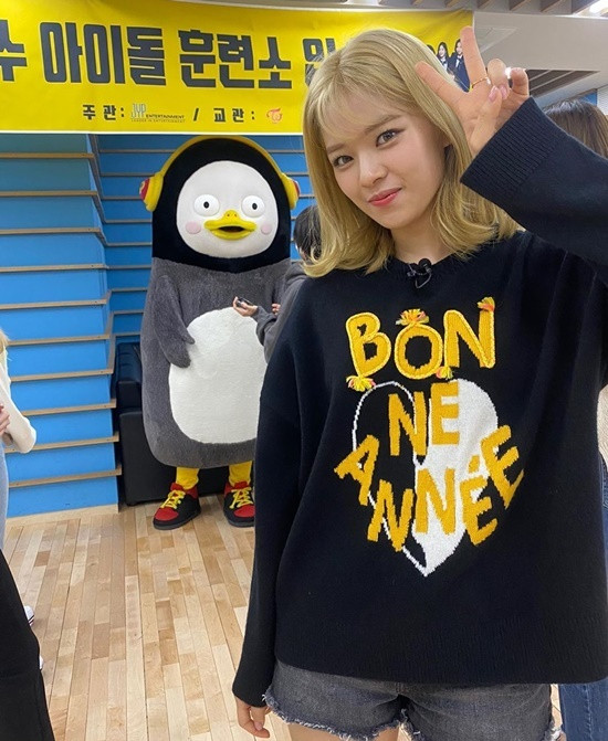 Sao Hàn 24H: Seulgi và Irene chụp hình đôi tình cảm, Solar (MAMAMOO) khoe kiểu tóc củ tỏi ảnh 2