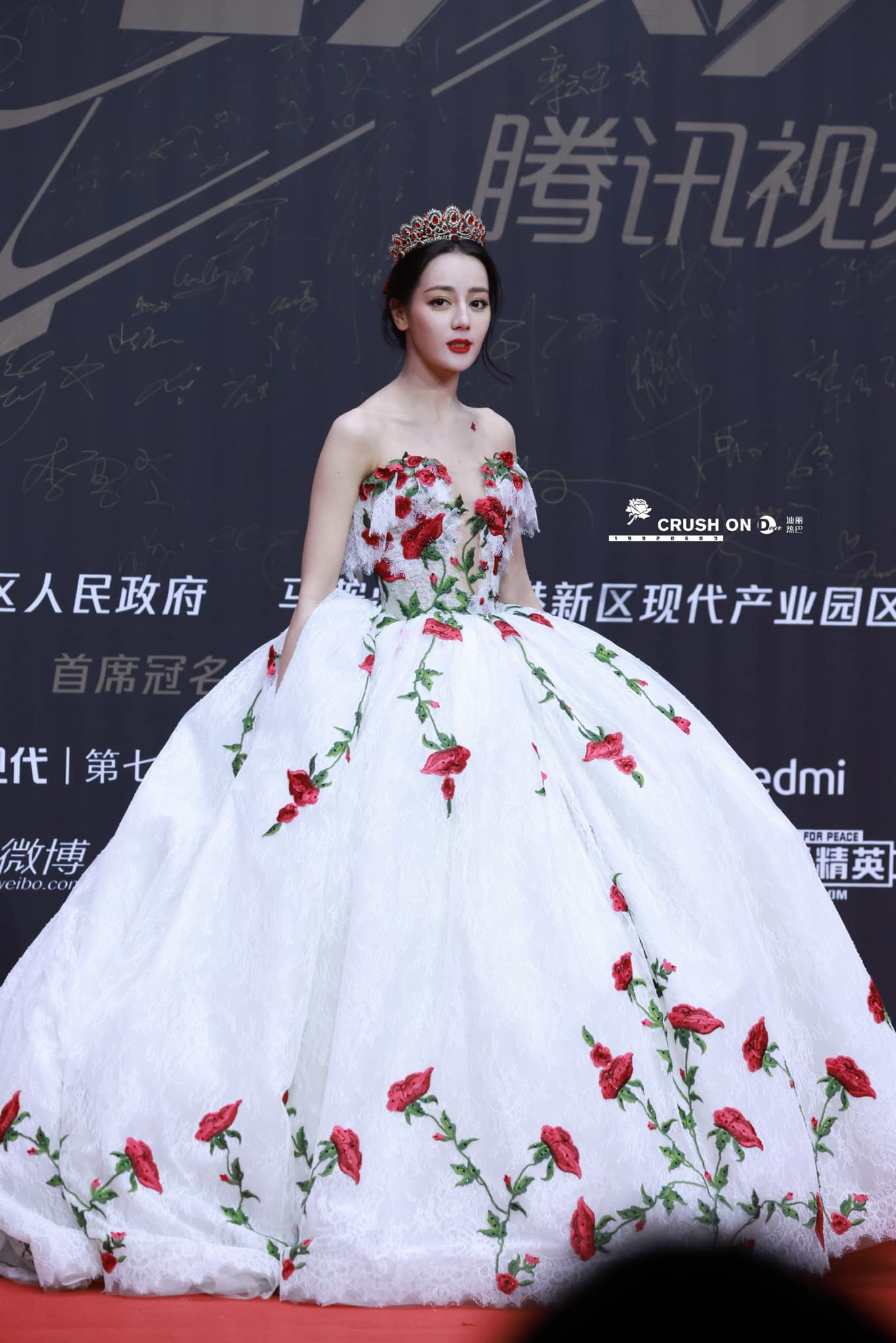 Chỉ vì một bộ váy mà Angela Baby bị mang tiếng bắt chước đàn em Địch Lệ Nhiệt Ba ảnh 5