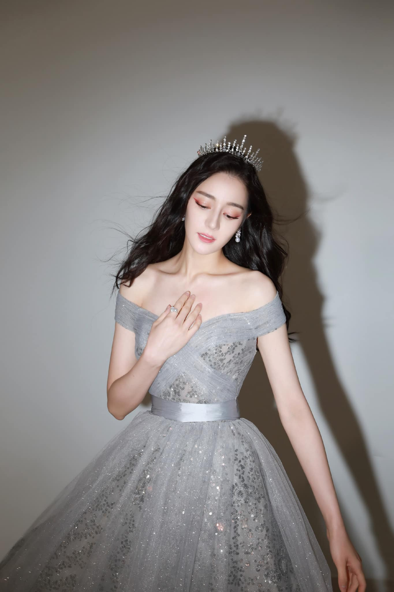 Địch Lệ Nhiệt Ba tự khen mình hết lời nhưng bất ngờ hơn là phản ứng của khán giả ảnh 3