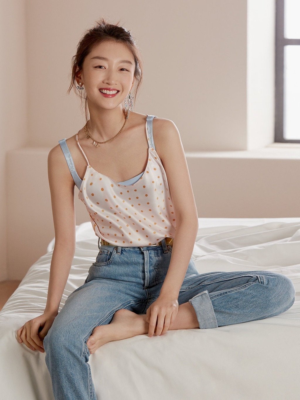 Học ngay Tam kim Ảnh hậu Châu Đông Vũ tuyệt chiêu này để “dù phẳng vẫn đẹp” ảnh 2