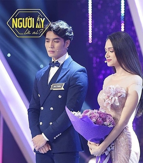 Bốn ca sĩ từng làm nữ chính trong show “Người ấy là ai”: Chỉ một người chọn phải màu đỏ ảnh 1