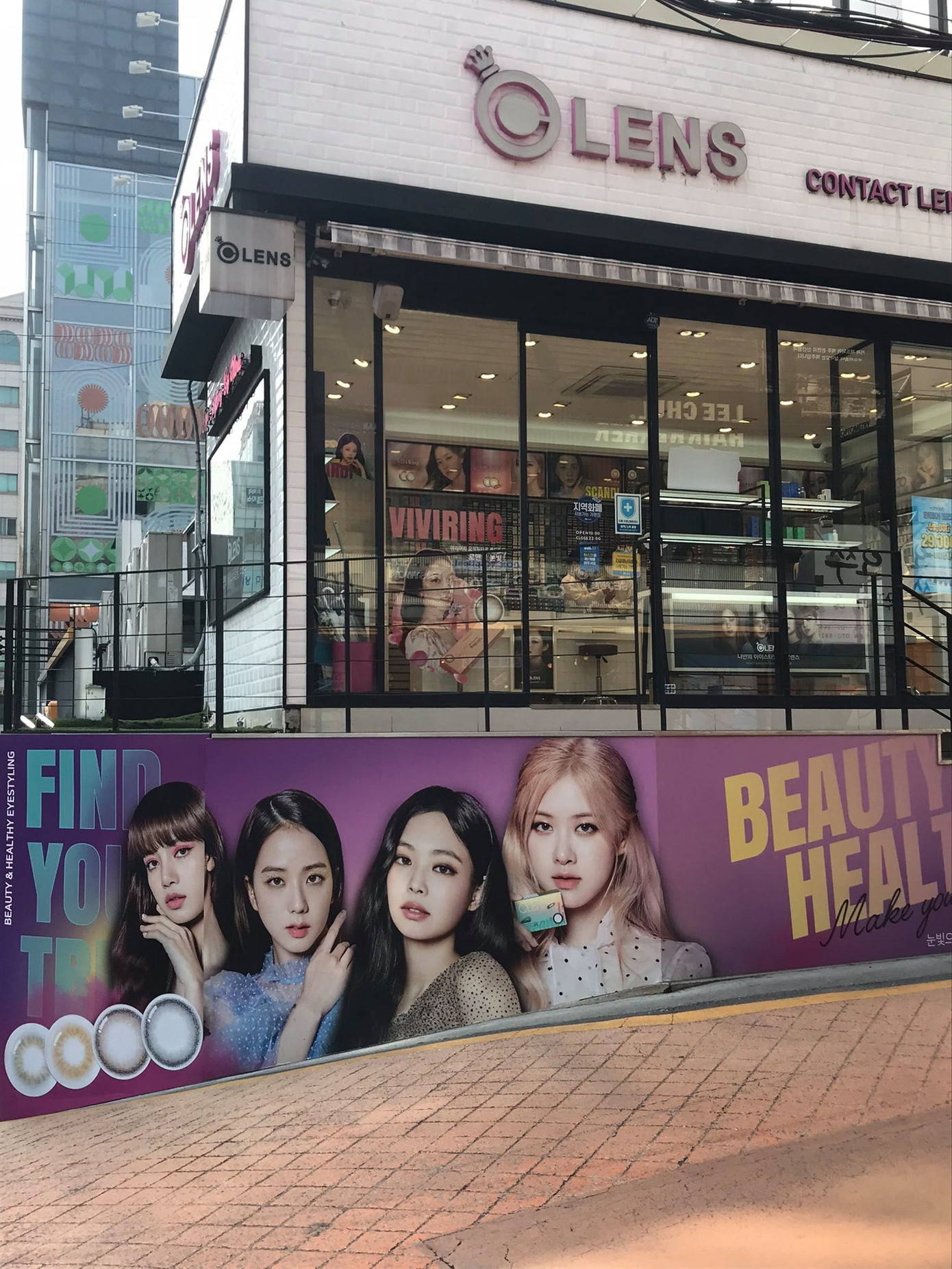 Fan muốn cạn lời khi nhìn gương mặt Lisa bị cắt ghép cẩu thả Biến căng: Đã xảy ra chuyện nghiêm trọng gì mà fan Lisa đồng loạt nổi giận với YG Ent? ảnh 5