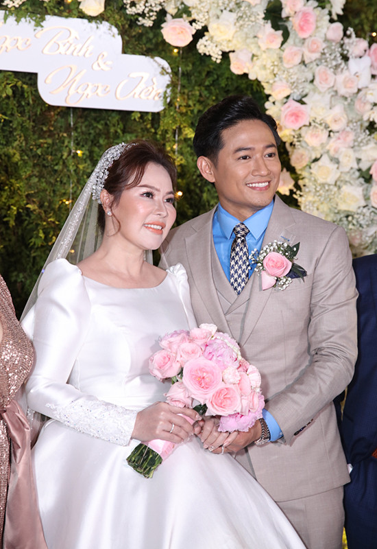 Làm điều này trong đám cưới tình cũ Quý Bình, Lê Phương khiến netizen sửng sốt ảnh 1