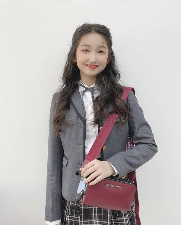 Xuất hiện tân binh K-Pop trẻ con đến mức khiến fan tưởng nhi đồng đi lạc ảnh 2