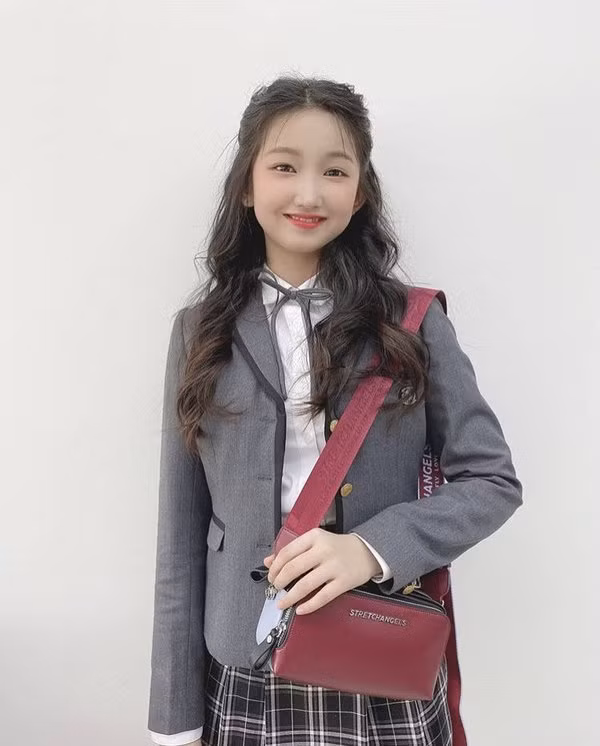 Xuất hiện tân binh K-Pop trẻ con đến mức khiến fan tưởng nhi đồng đi lạc ảnh 2