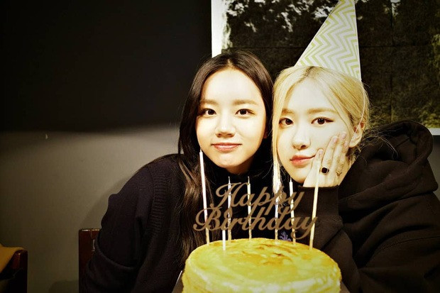Hai cô gái chơi thân với nhau đã nhiều năm Vì sao Rosé đi show giải trí với Hyeri (Girl’s Day) mà không phải thành viên BLACKPINK? ảnh 2
