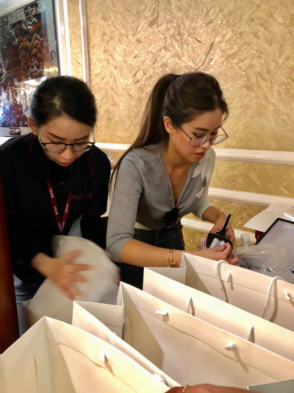 Nguyên nhân đằng sau loạt ảnh “rich kid” Tiên Nguyễn làm nhân viên bán hàng giảm giá ảnh 4