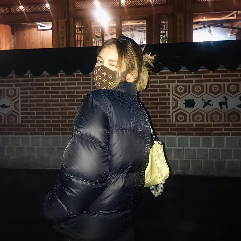 Trước khi là “bạn thân của Louis Vuitton”, Jeon Somi từng bị chỉ trích vì một món đồ LV ảnh 3