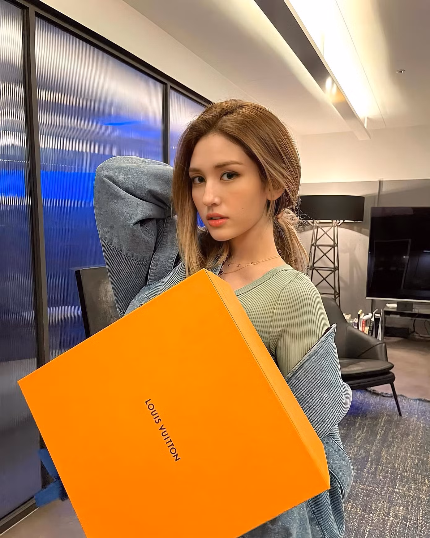 Trước khi là “bạn thân của Louis Vuitton”, Jeon Somi từng bị chỉ trích vì một món đồ LV ảnh 4