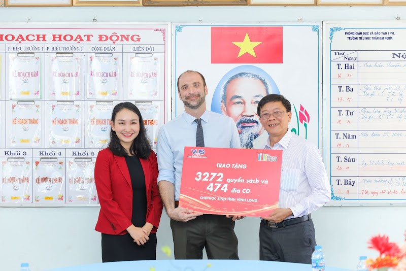 Món quà 20/11 đầy ý nghĩa của thầy trò tỉnh Vĩnh Long: Được tặng hơn 3000 cuốn sách ảnh 1