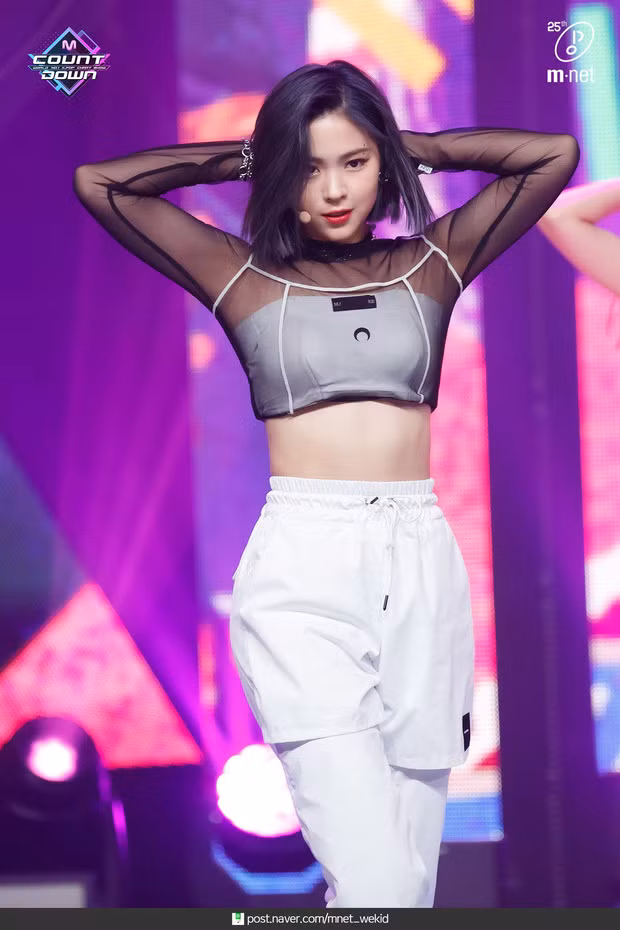 Một chiếc quần hai số phận: Lisa (BLACKPINK) được khen còn Ryu Jin (ITZY) bị chê ảnh 4