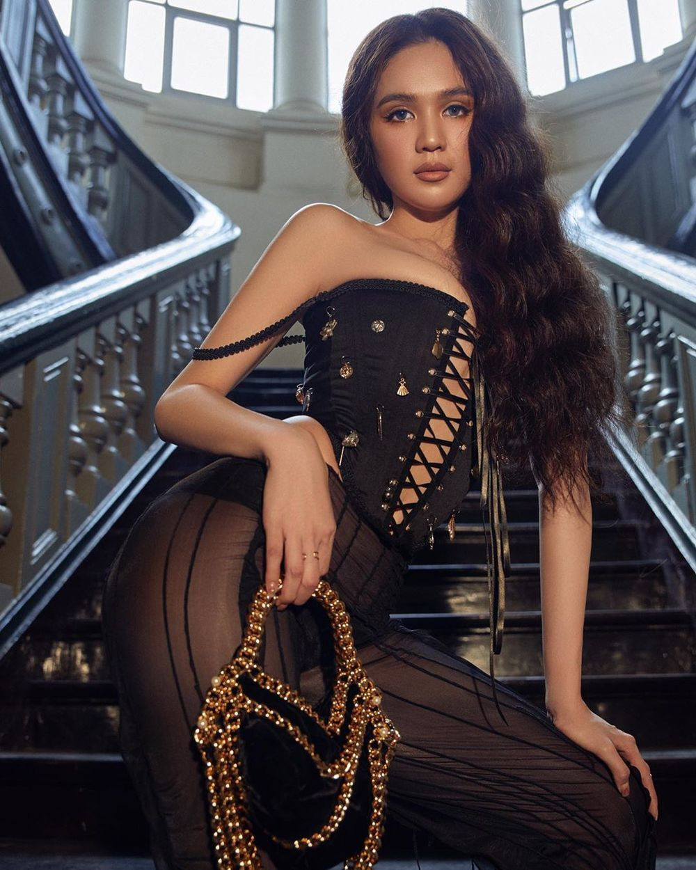 Nhìn Rosé (BLACKPINK) và Ngọc Trinh cùng diện corset mới thấy hở nhiều quá chưa chắc đẹp ảnh 5