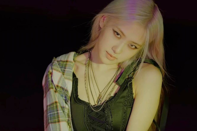 Nhìn Rosé (BLACKPINK) và Ngọc Trinh cùng diện corset mới thấy hở nhiều quá chưa chắc đẹp ảnh 3