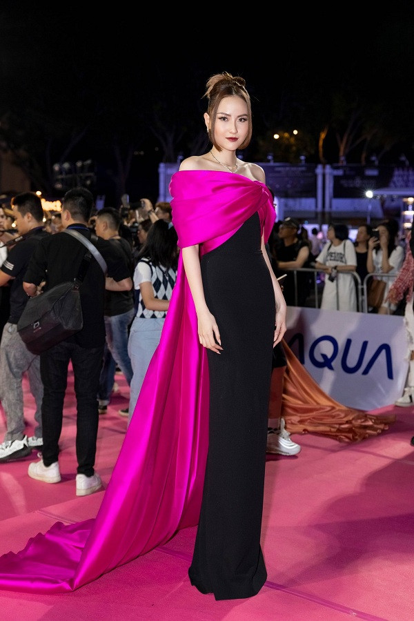 Không chỉ đụng hàng Hoa hậu Mỹ Linh, Nam Em còn đọ dáng với hai người đẹp khác ảnh 6