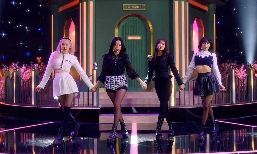 BLACKPINK lên đồ đối lập: Rosé nổi bật Jennie chìm nghỉm, stylist có ý đồ gì đây? ảnh 2