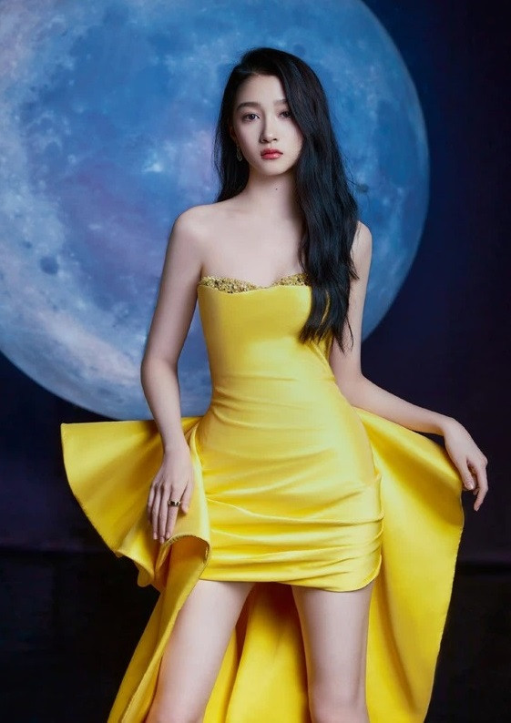 Màu vàng lên ngôi tại Đêm hội Weibo: Do vô tình đụng hàng hay là xu hướng mới? ảnh 3