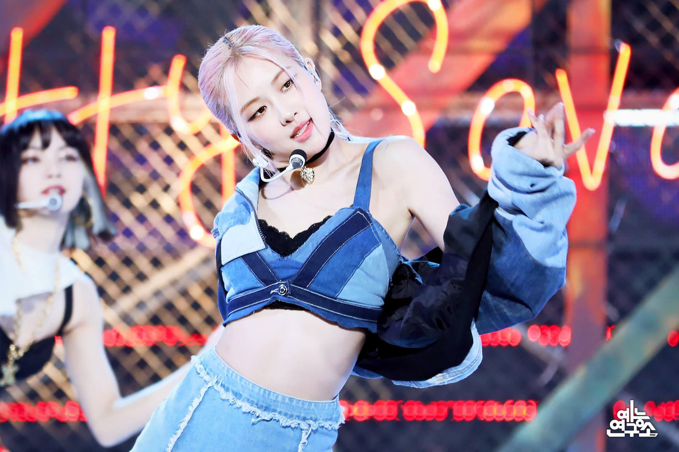 Cứ ngỡ BLACKPINK là cao thủ diện nội y nhưng vẫn không táo bạo bằng nữ idol đình đám này ảnh 2