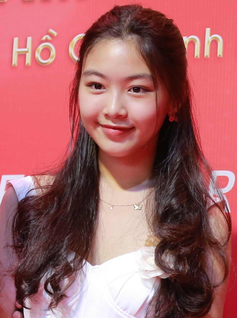 Con gái diễn viên Quyền Linh gây bão trên thảm đỏ: Chuẩn nhan sắc Hoa hậu tương lai là đây ảnh 2
