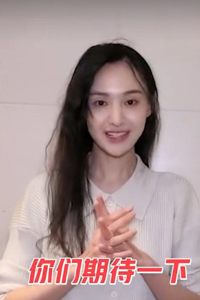 Trịnh Sảng lộ khuôn miệng bị méo và vẻ ngoài suy sụp trong video gần đây Ai có thể ngờ cô gái với khuôn miệng méo lệch này là “nữ thần thanh xuân” Trịnh Sảng ảnh 2