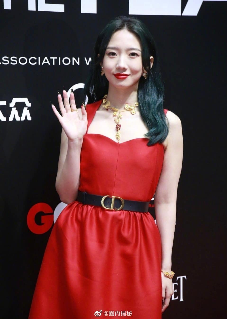 Lần đầu tiên thảm đỏ C-Biz có nữ nghệ sĩ khiến fan nhìn mà thấy tiếc cho bộ váy Dior ảnh 2