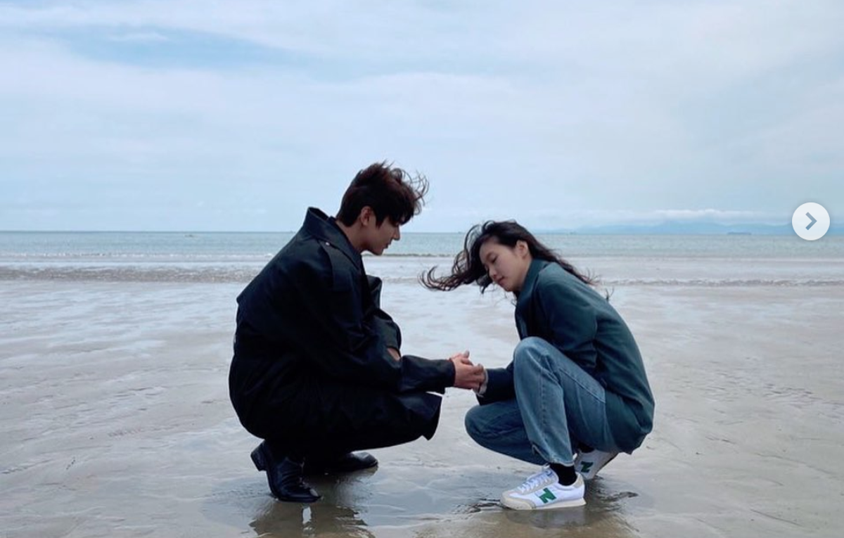 “Quân Vương Bất Diệt” tung ảnh hội ngộ, Lee Min Ho - Kim Go Eun có hành động bất thường ảnh 3