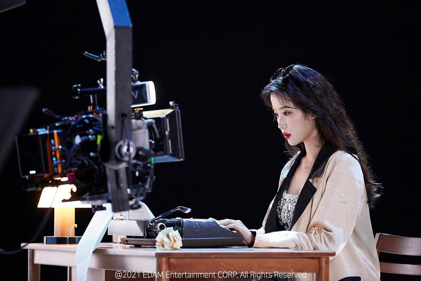 IU thay tới 11 bộ đồ trong MV "Celebrity": Đơn giản mà cực chất, học theo không khó! ảnh 6