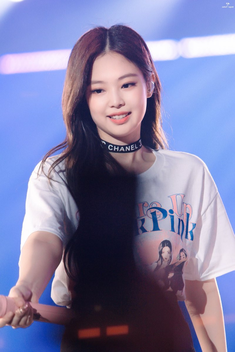 “Thánh tái chế” Jennie (BLACKPINK): Một sợi ruy băng gói quà biến thành đủ kiểu phụ kiện ảnh 8