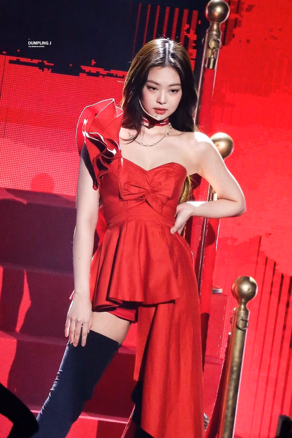“Thánh tái chế” Jennie (BLACKPINK): Một sợi ruy băng gói quà biến thành đủ kiểu phụ kiện ảnh 7